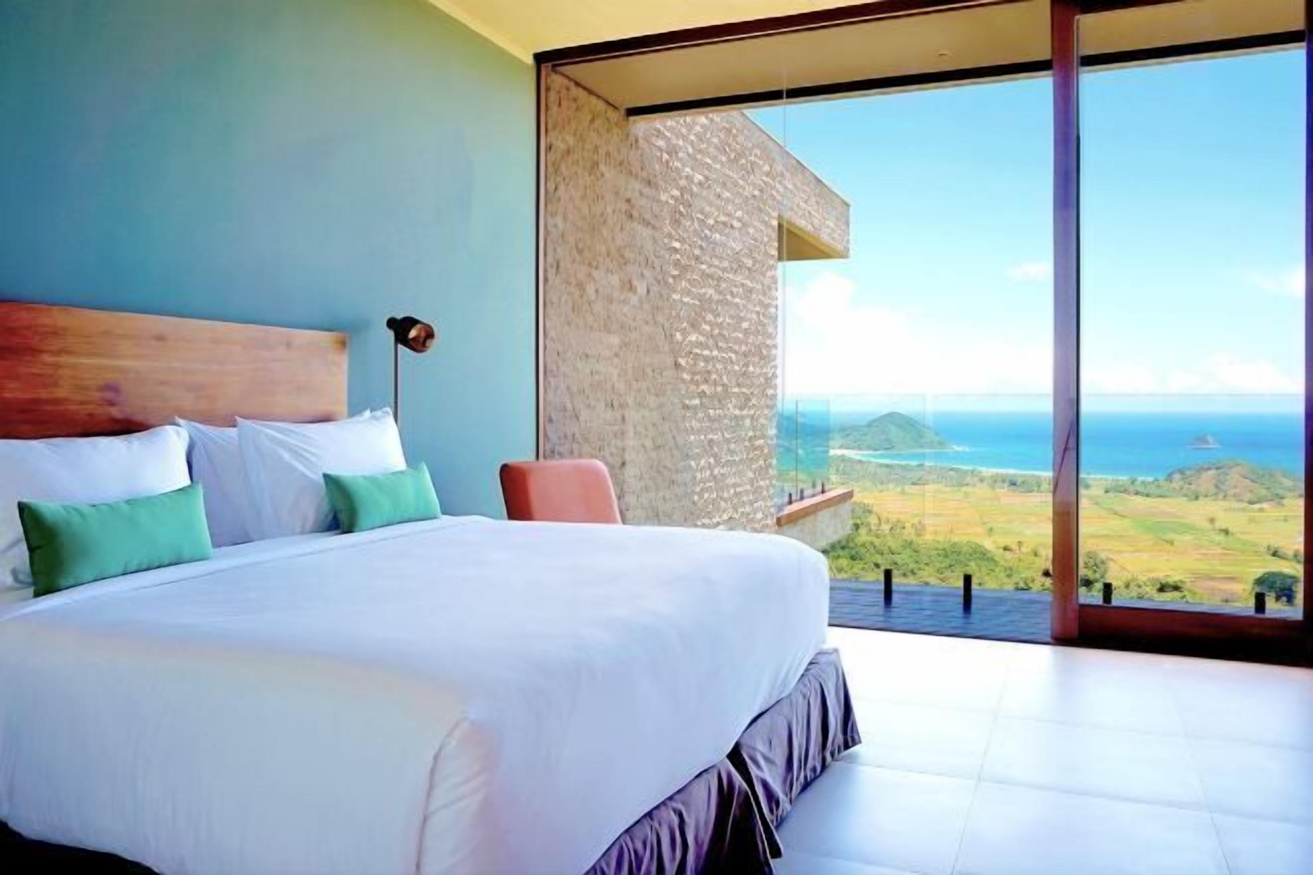 Een minibar, een kluis op de kamer, individueel gemeubileerd, een bureau