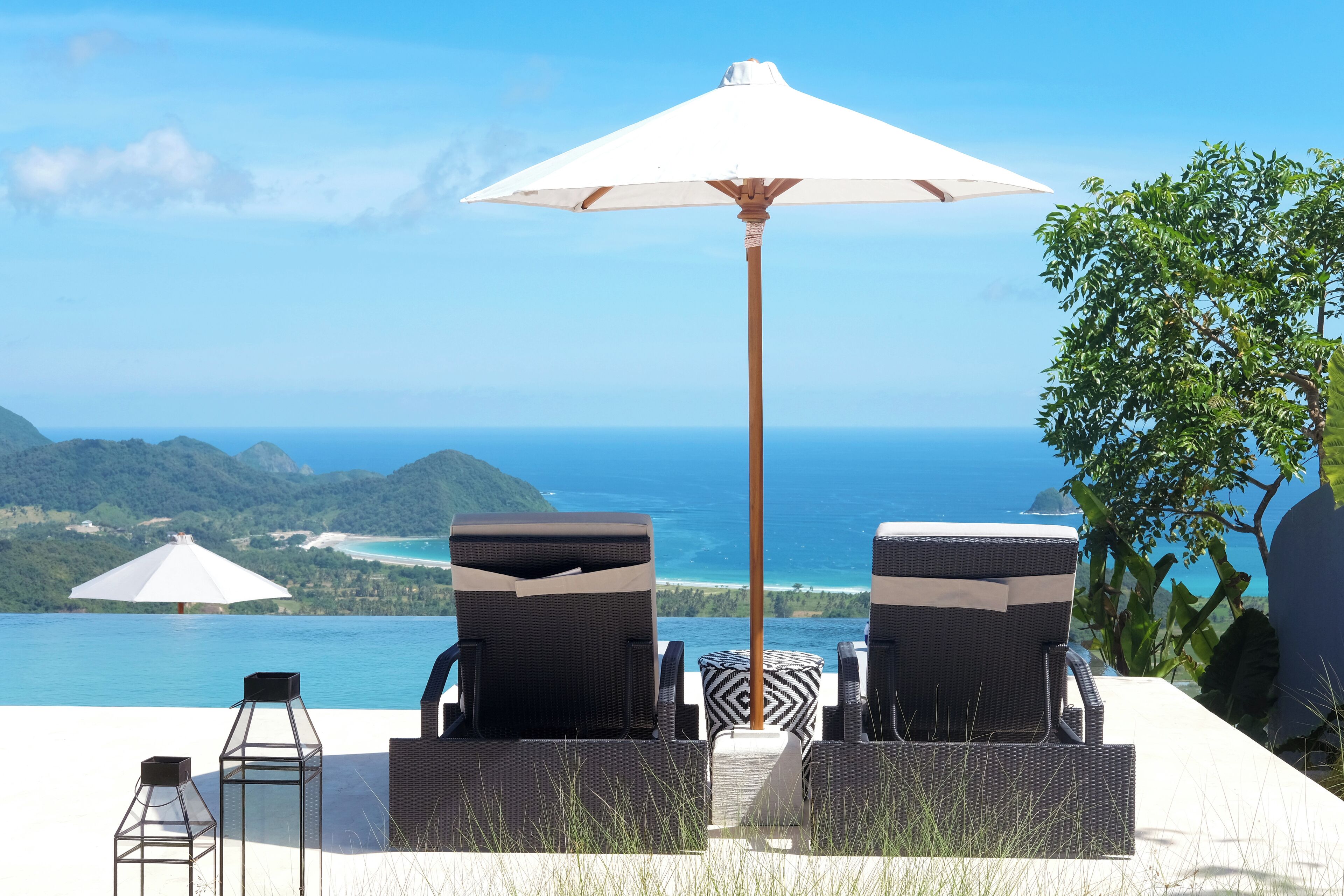 Piscine extérieure, parasols de plage, chaises longues