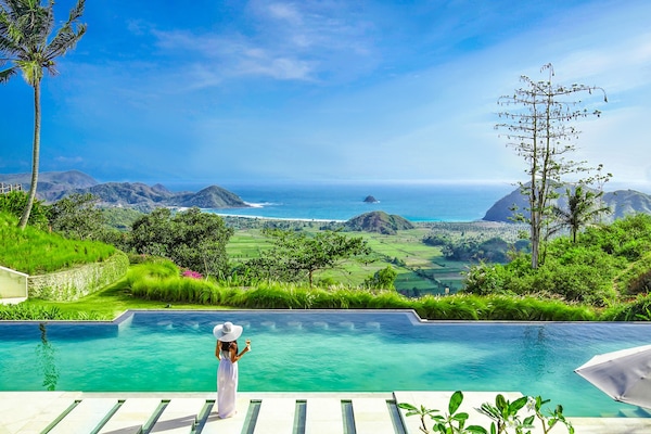 Outdoor pool, pool umbrellas, sun loungers