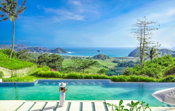 Outdoor pool, pool umbrellas, sun loungers