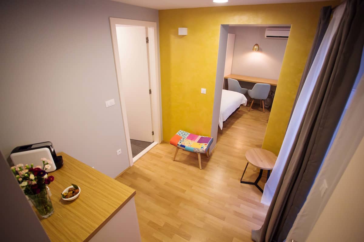 Svit Deluxe - balkong | Värdeförvaringsskåp på rummet, skrivbord, ljudisolering och gratis wi-fi