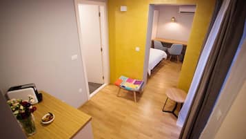 Deluxe Suite, Balcony | Peti besi dalam bilik, meja, kalis bunyi, Wi-fi percuma