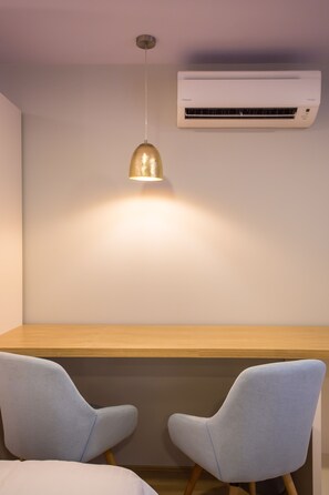 Suite Deluxe, balcón | Caja fuerte, escritorio, sistema de insonorización y wifi gratis