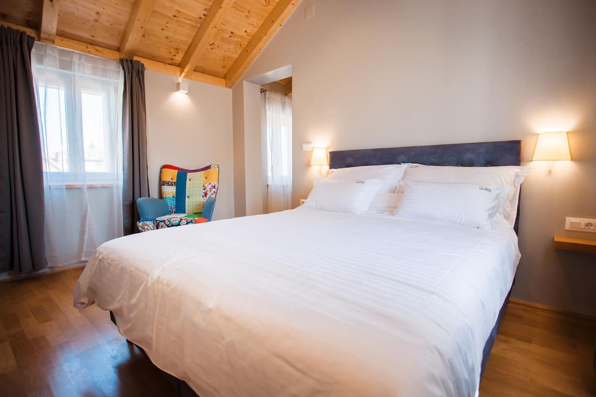 SUPERIOR TOP FLOOR SUITE | Värdeförvaringsskåp på rummet, skrivbord, ljudisolering och gratis wi-fi