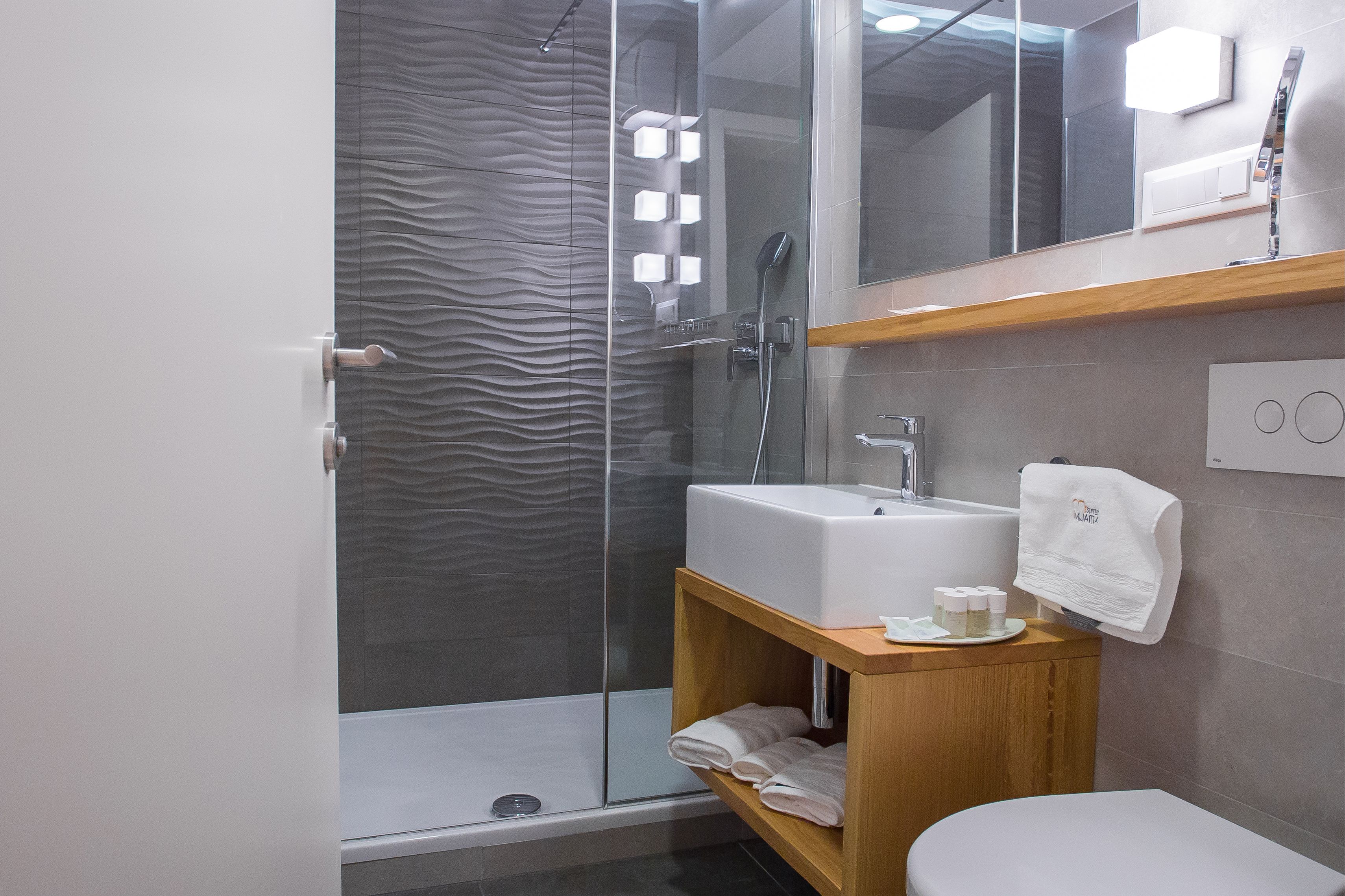 classic double room | bathroom | shower, free toiletries, hair dryer, bathrobes