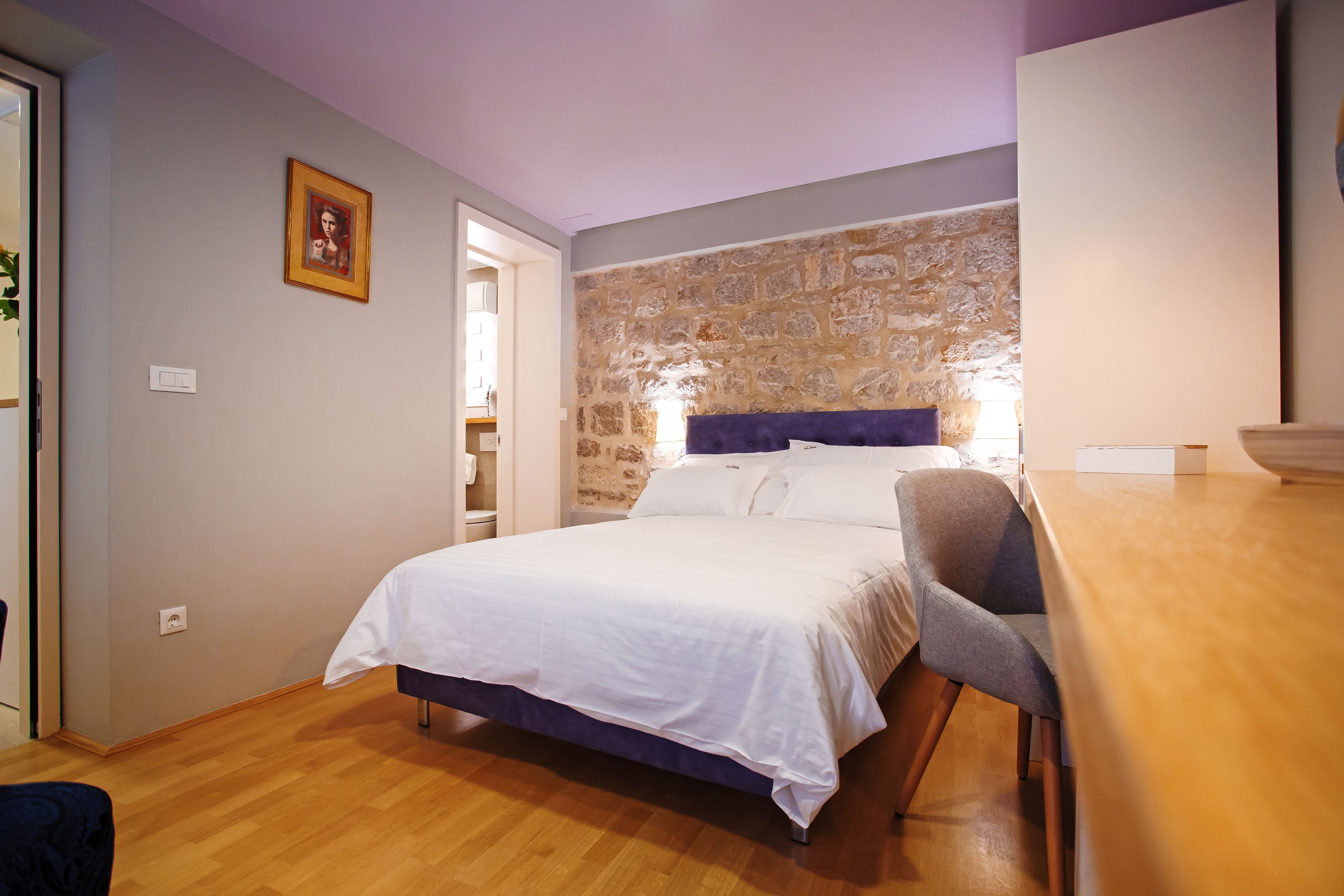 classic double room | in-room safe, desk, soundproofing, free wifi