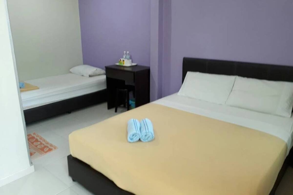 Deluxe Triple Room | Desk, iron/ironing board (on request), WiFi (free)