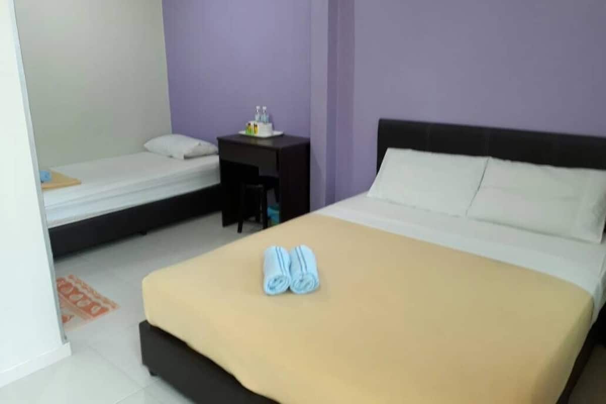Deluxe Triple Room | Desk, iron/ironing board, free WiFi