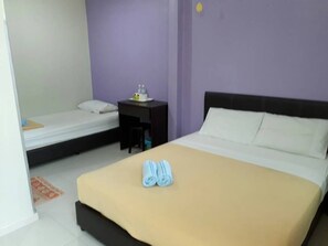 Desk, iron/ironing board, free WiFi - Hotel Tengkera (Malacca City)
