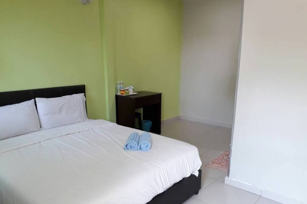 Deluxe Double Room | Desk, iron/ironing board (on request), WiFi (free)