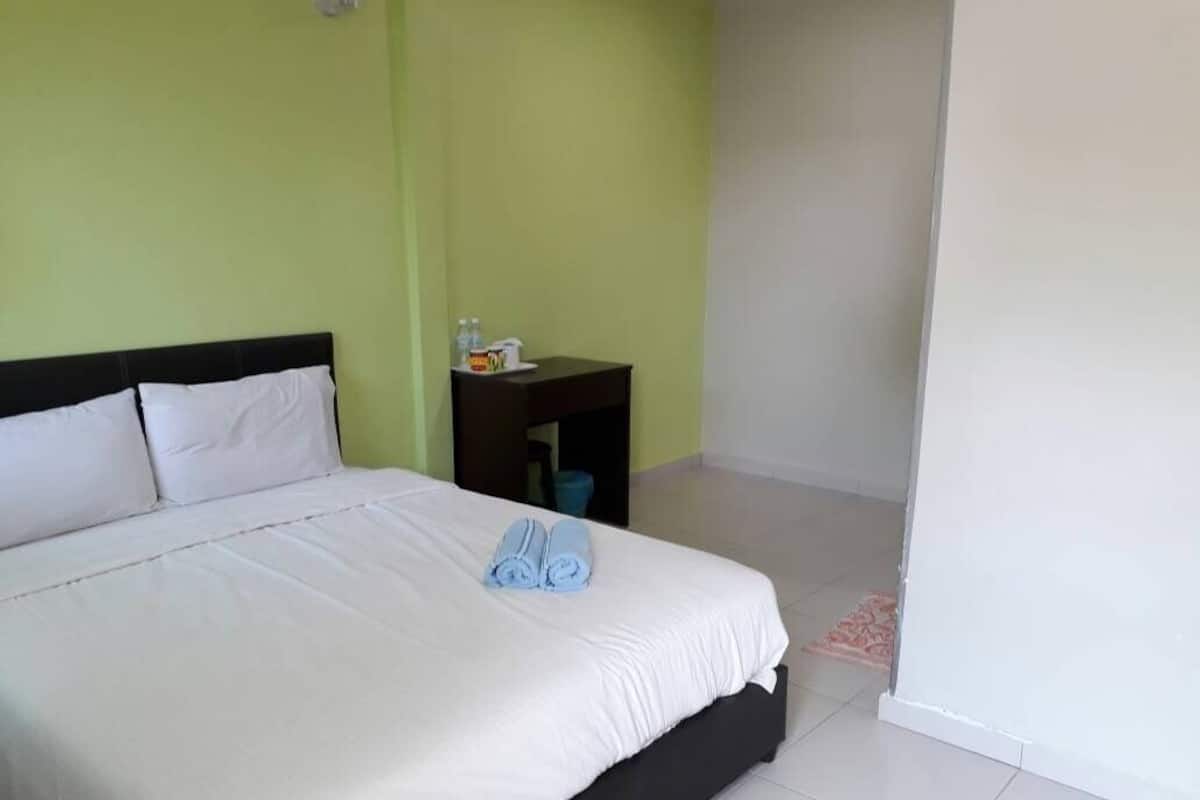 Deluxe Double Room | Desk, iron/ironing board, free WiFi