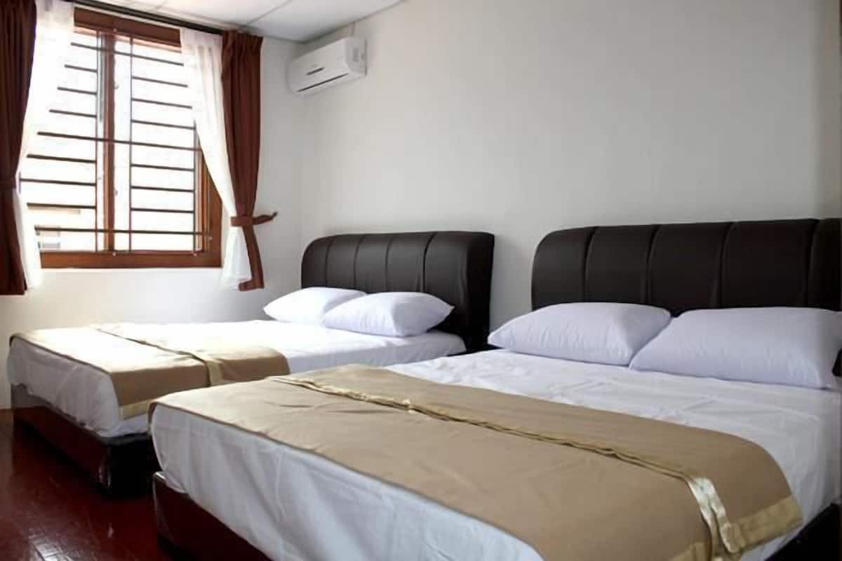Quadruple Room, 2 Double Beds, Shared Bathroom | Desk, iron/ironing board, free WiFi