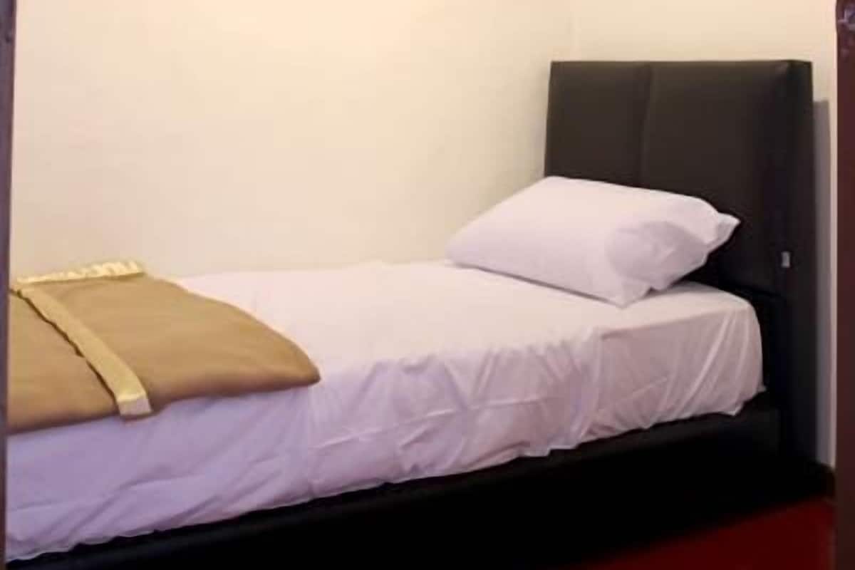 Single Room, Shared Bathroom | Desk, iron/ironing board, free WiFi