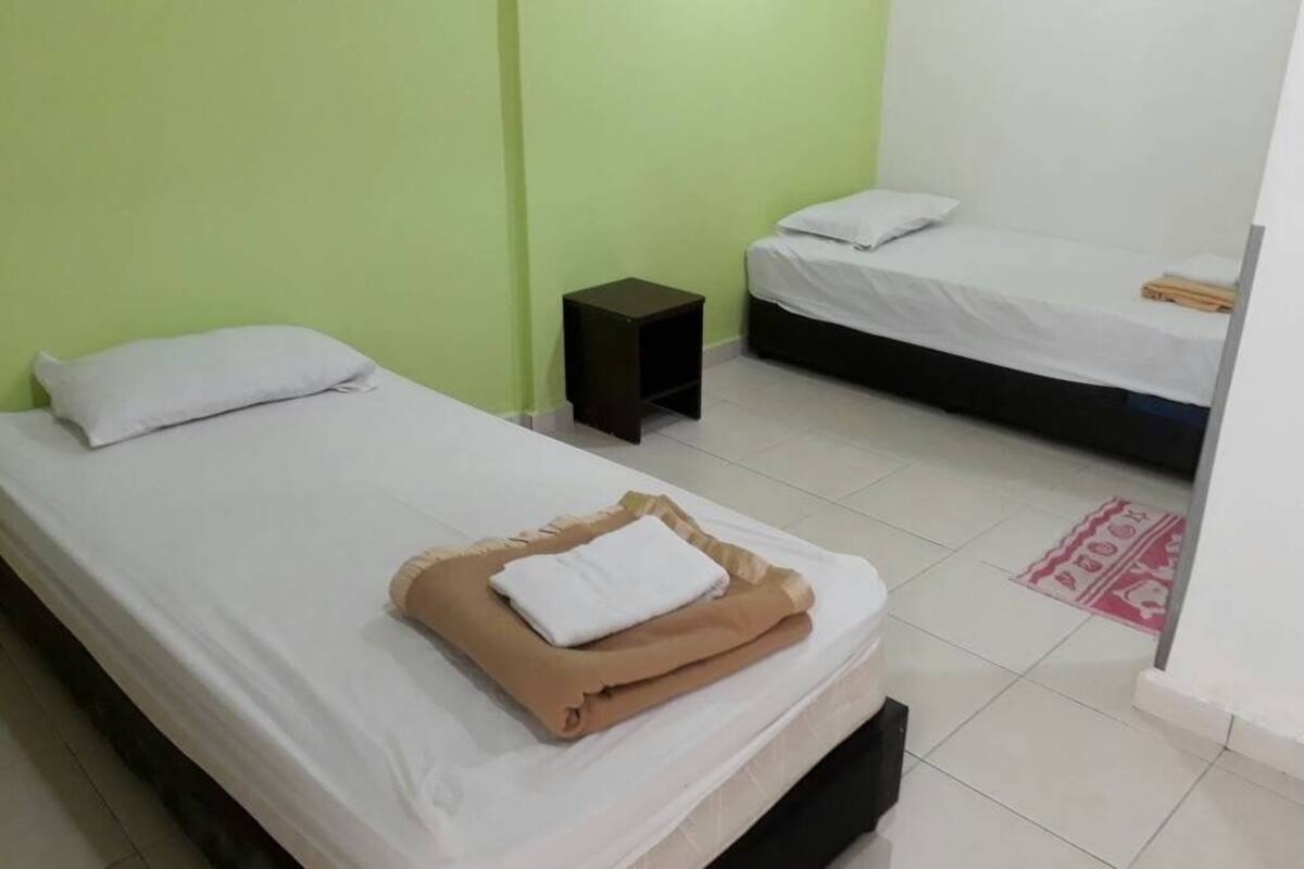 Twin Room, Shared Bathroom | Desk, iron/ironing board (on request), WiFi (free)