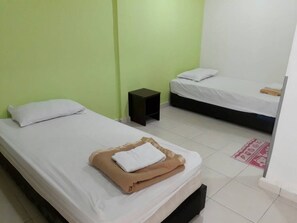 雙床房, 共用浴室 | 書桌、熨斗/熨衫板、免費 Wi-Fi