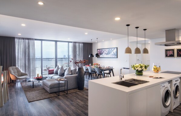 Een koelkast, een microgolfoven, een kookplaat, een waterkoker