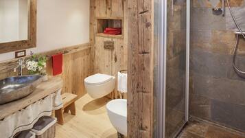 Deluxe-Apartment, 1 Schlafzimmer | Badezimmer | Dusche, kostenlose Toilettenartikel, Haartrockner, Bidet
