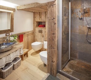 Deluxe Apartment, 1 Bedroom | Bathroom | Shower, free toiletries, hair dryer, bidet - Albergo Diffuso Sauris di Sotto (Sauris)