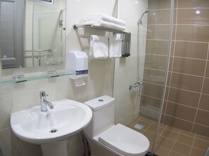 スタンダード ダブルルーム | バスルーム | シャワー、バスアメニティ (無料)、ヘアドライヤー、スリッパ