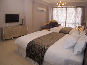 デラックス ツインルーム | 遮光カーテン、WiFi (無料)、ベッドシーツ