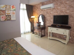 Chambre supérieure double | Rideaux d’obscurcissement, accès au Wi-Fi (inclus), literie fournie