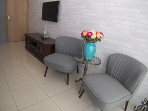 Habitación doble superior | Zona de estar | Una televisión LCD