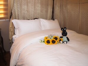 Chambre Standard double | Rideaux d’obscurcissement, accès au Wi-Fi (inclus), literie fournie