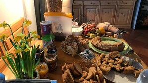 A kitchen counter with various food items, jars of preserves, and a toaster. - Malga Zanga (Arco)