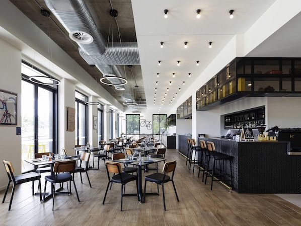 Breakfast, lunch and dinner served - Mantra MacArthur Canberra (Turner)