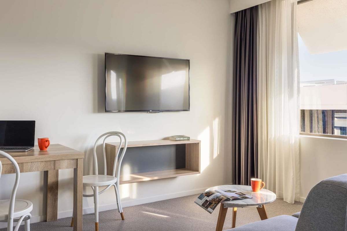 2 bedrooms, in-room safe, desk, blackout drapes