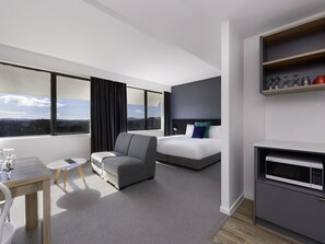 2 dormitorios, caja fuerte, escritorio y cortinas opacas