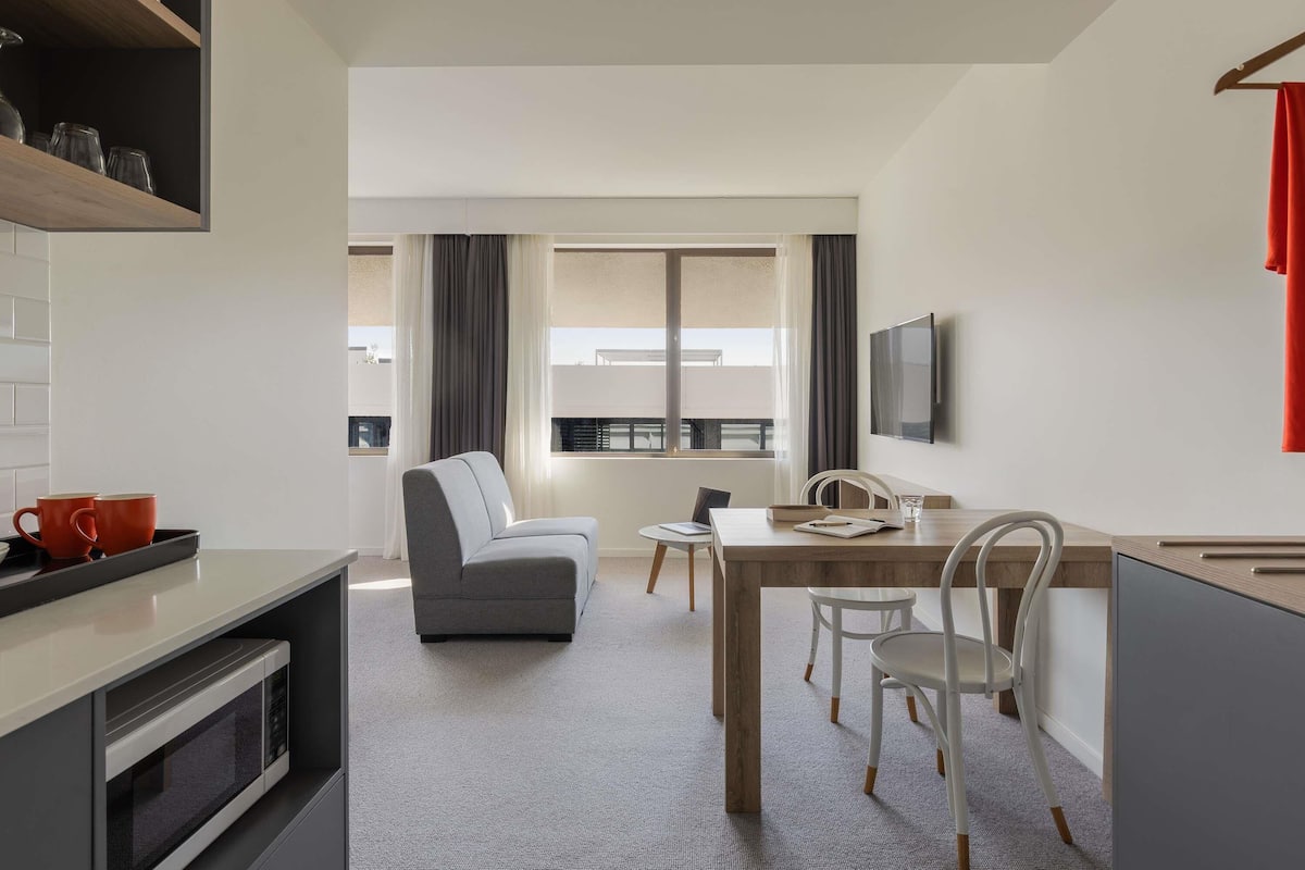 Suite (1 King Bed or 2 Twin Beds) | In-room safe, desk, blackout curtains, iron/ironing board