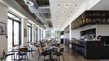 Serveert ontbijt, lunch en diner