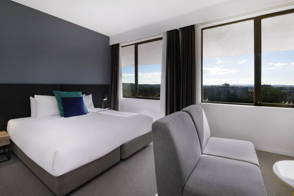 2 bedrooms, in-room safe, desk, blackout drapes