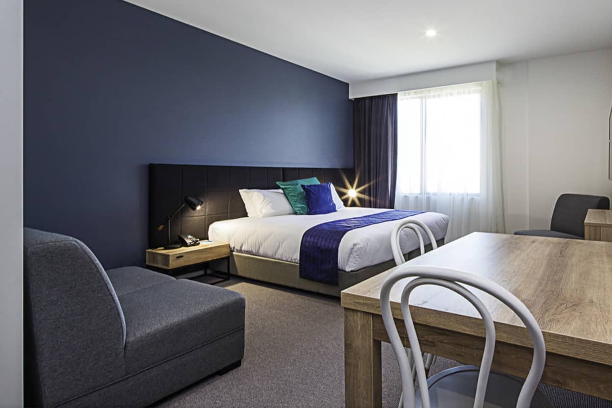 Suite, 2 kamar tidur | 2 kamar tidur, brankas, meja kerja, dan tirai kedap cahaya