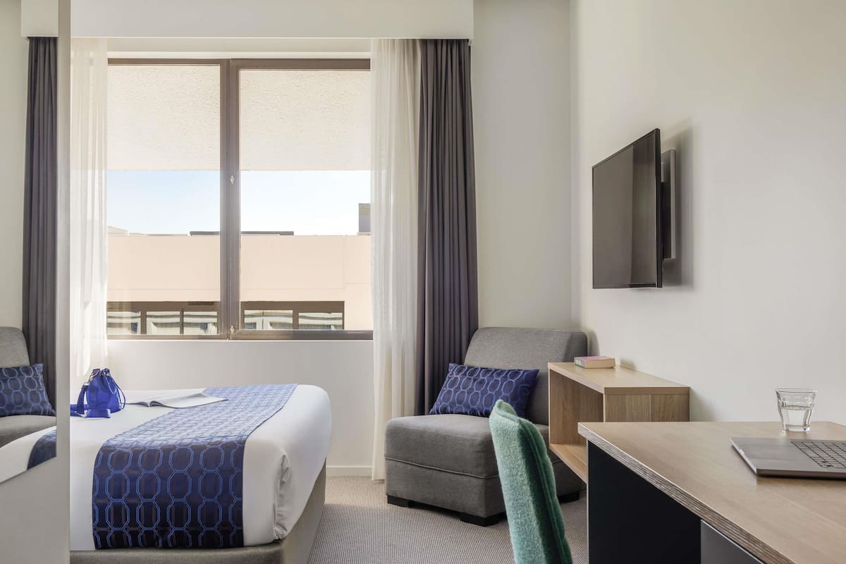 Studio Room (1 King Bed or 2 Twin Beds) | In-room safe, desk, blackout curtains, iron/ironing board