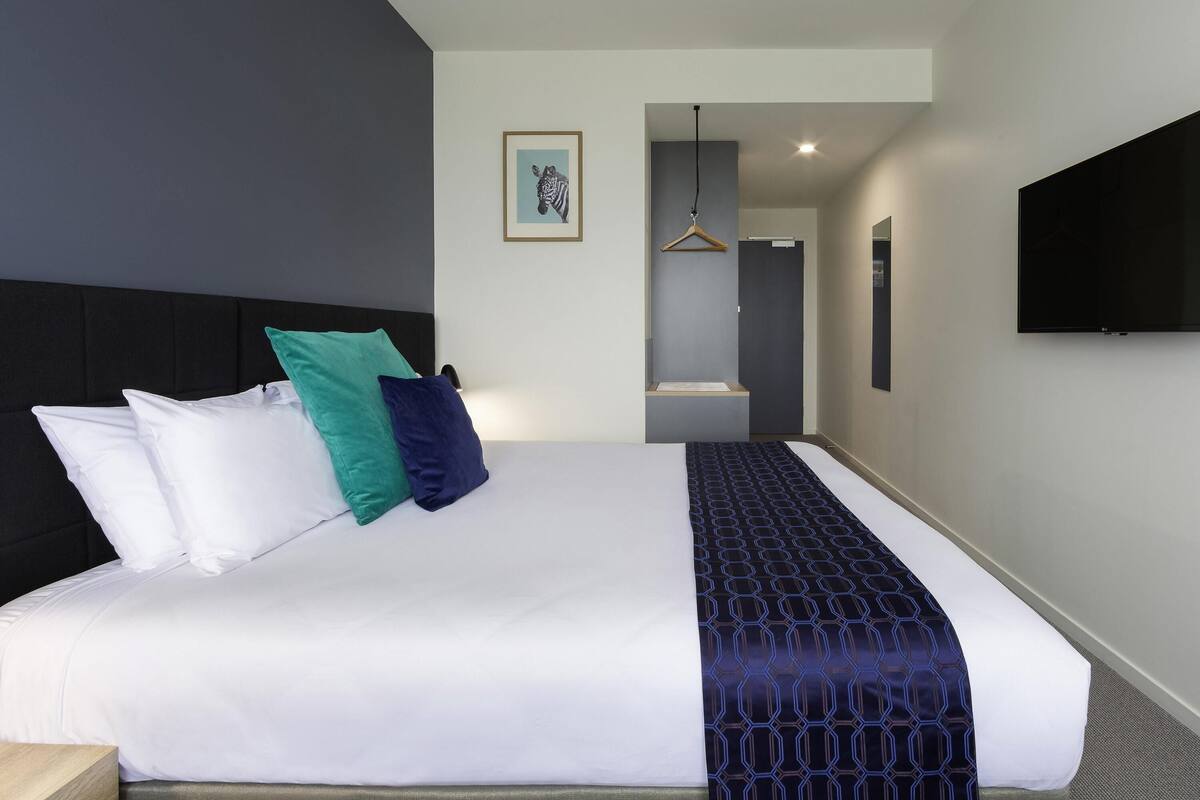 Deluxe Studio, 1 Double Bed | 2 bedrooms, in-room safe, desk, blackout drapes