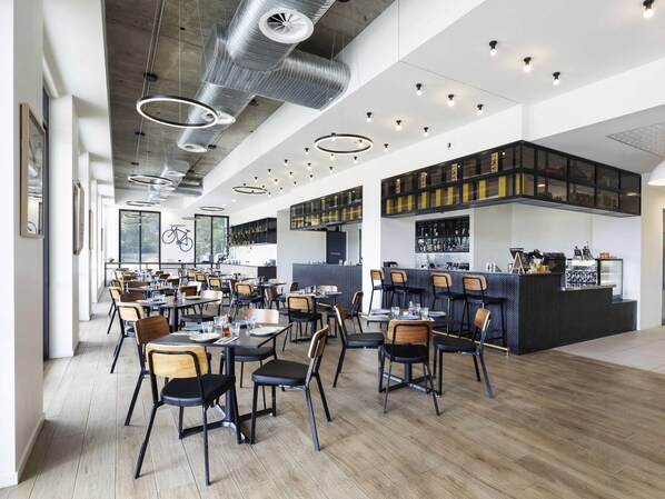 Breakfast and dinner served - Mantra MacArthur Canberra (Turner)