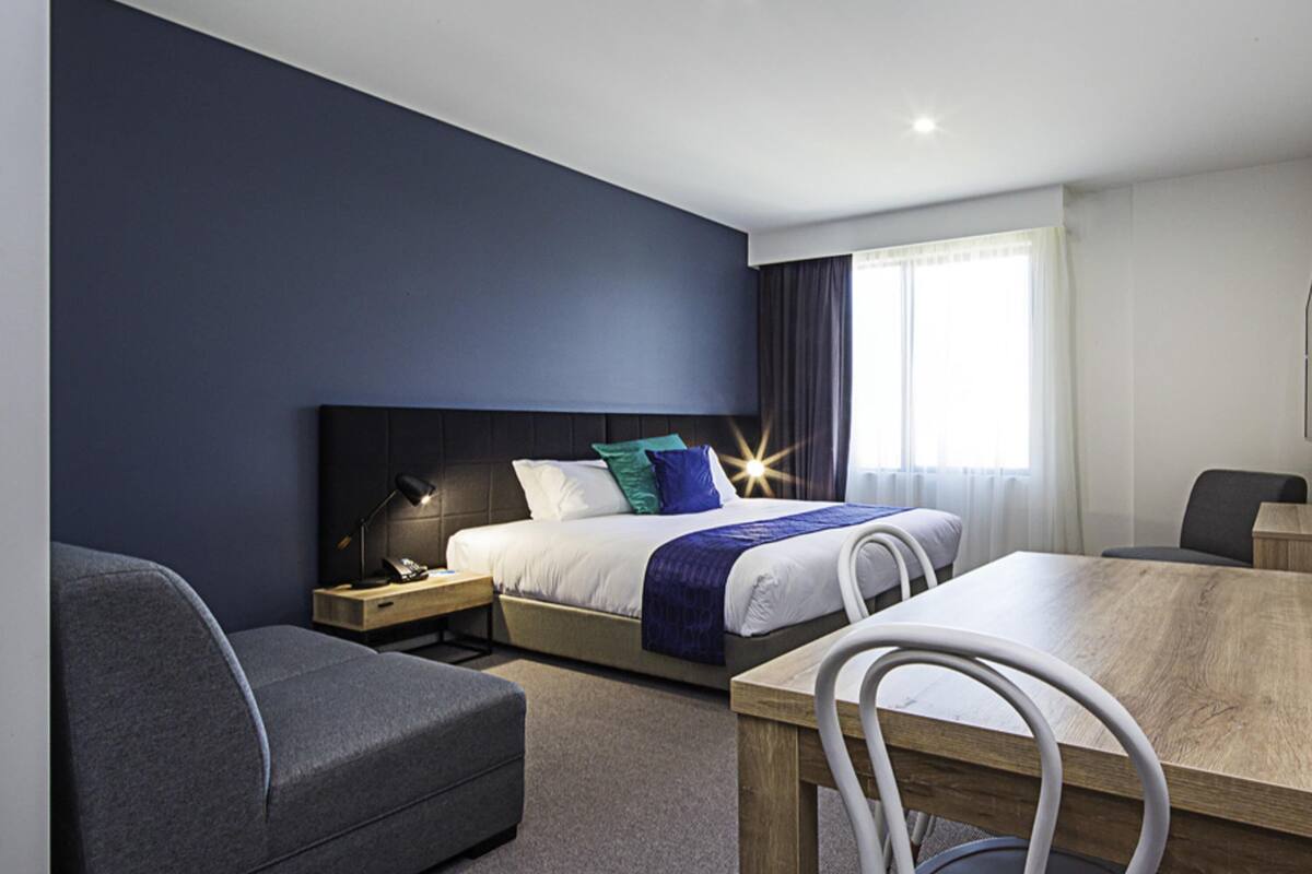 2 bedrooms, in-room safe, desk, blackout drapes