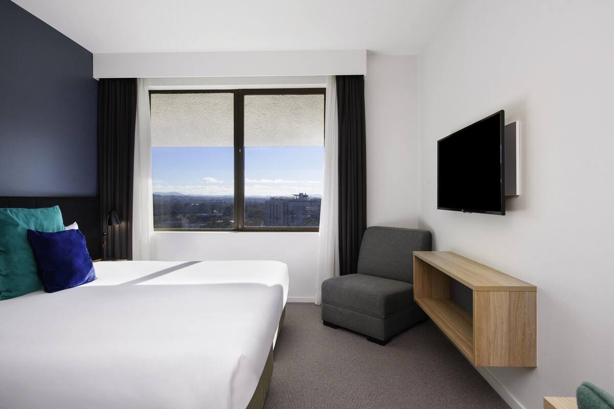Studio, 1 Double Bed | 2 bedrooms, in-room safe, desk, blackout drapes