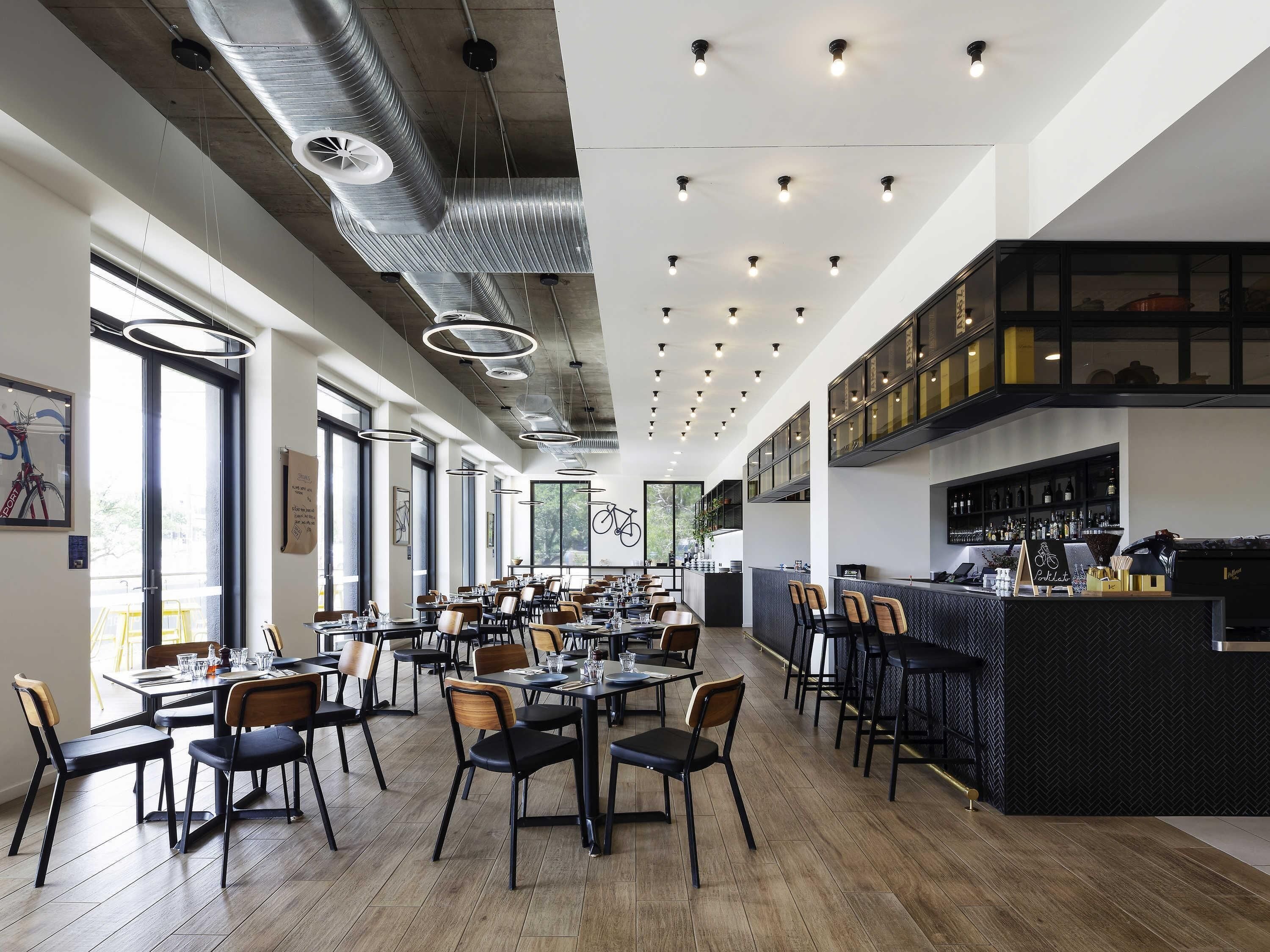 Petit déjeuner et dîner servis sur place