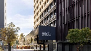 Un edificio moderno con un letrero del Hotel MacArthur.