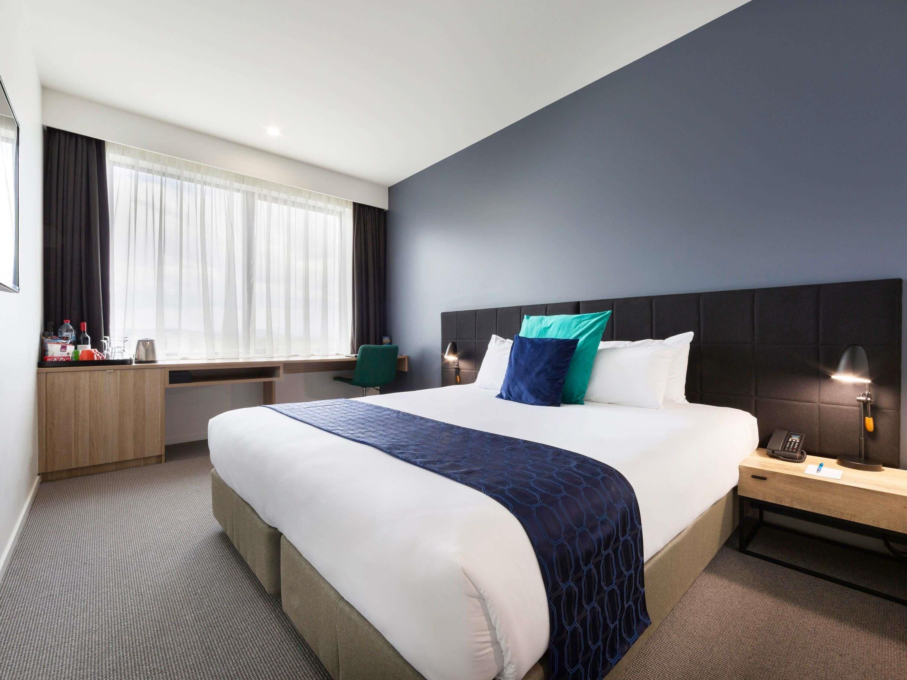 客房内保险箱、办公桌、遮光窗帘、熨斗/熨衣板