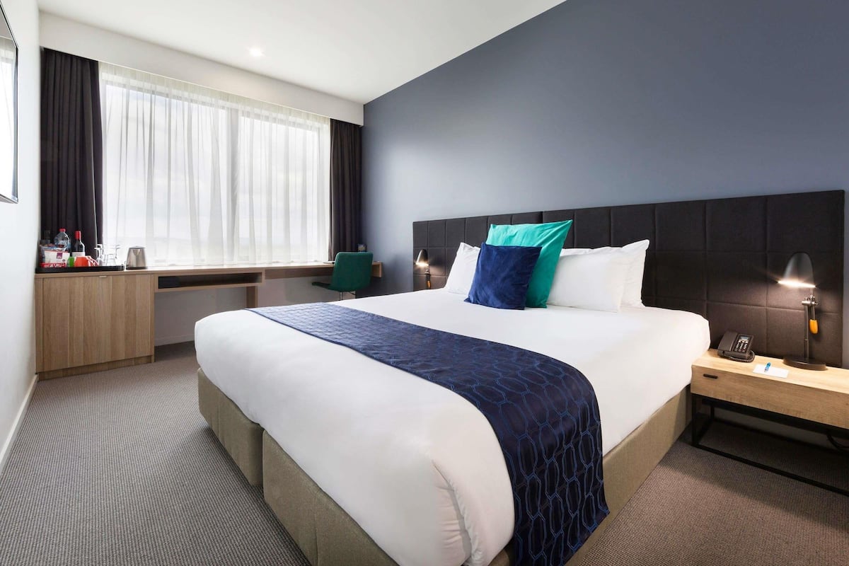 2 bedrooms, in-room safe, desk, blackout curtains