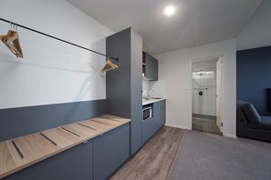 Zimmersafe, Schreibtisch, Verdunkelungsvorhänge, Bügeleisen/Bügelbrett