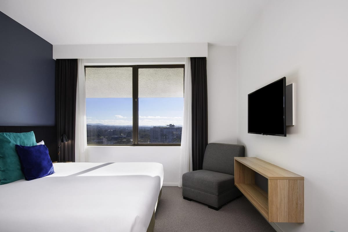 Studio Room (1 King Bed or 2 Twin Beds) | 2 bedrooms, in-room safe, desk, blackout curtains