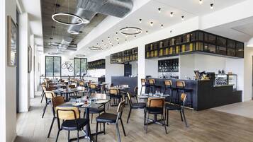 Breakfast and dinner served