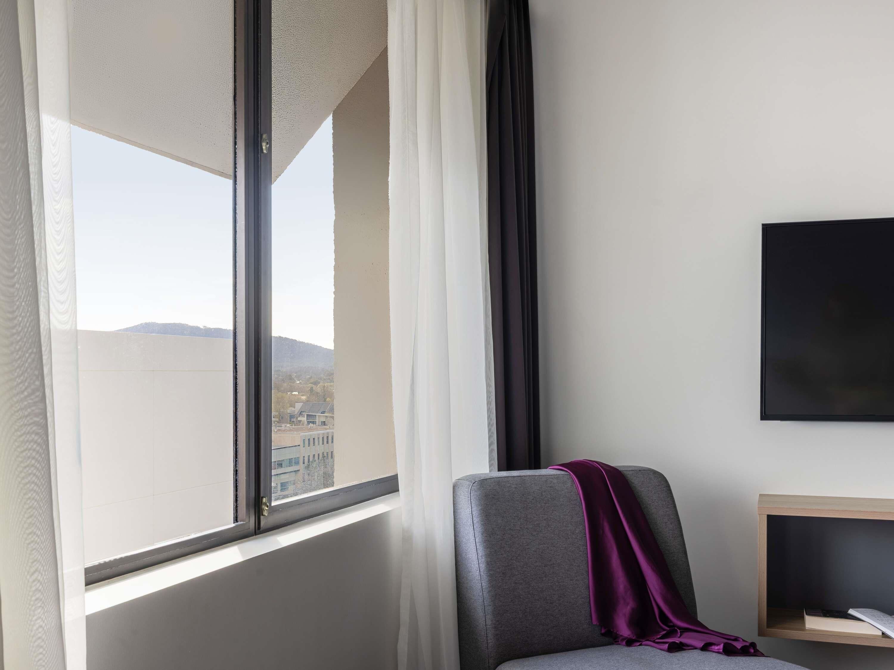 Suite (1 King Bed or 2 Twin Beds) | Safe på rommet, skrivebord, blendingsgardiner og strykejern/-brett