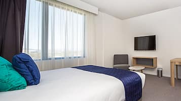 Zimmersafe, Schreibtisch, Verdunkelungsvorhänge, Bügeleisen/Bügelbrett