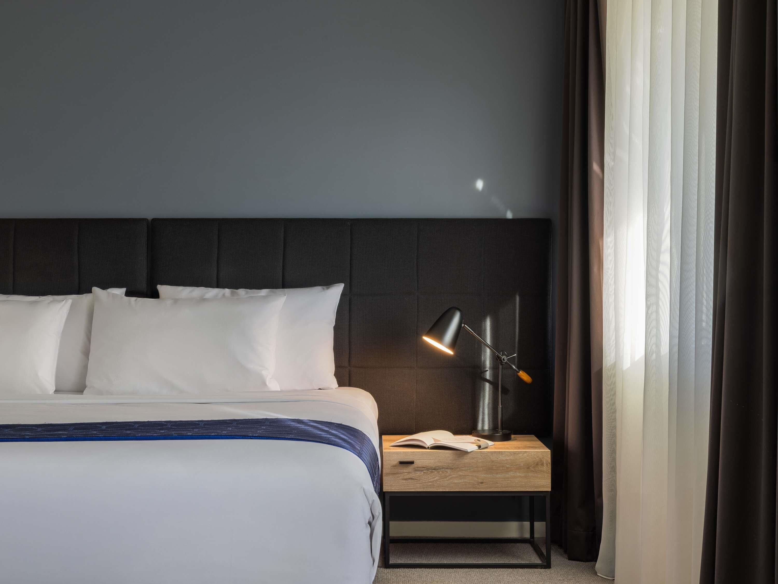 Zimmersafe, Schreibtisch, Verdunkelungsvorhänge, Bügeleisen/Bügelbrett